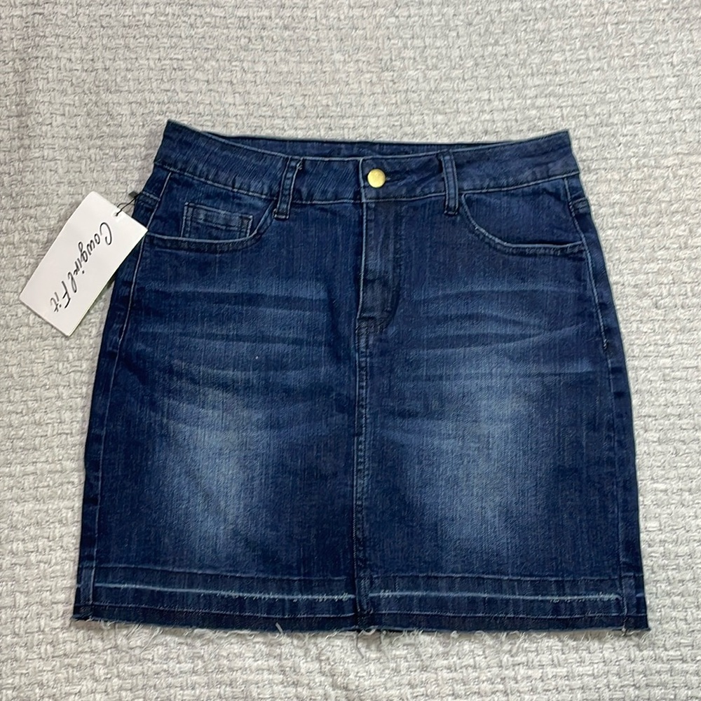 NWT’s Women’s Cedar Rose Cowgirl Fit Denim Jean Skirt Frayed Hem Size 27